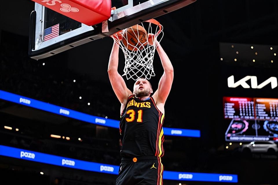 NBA下注老鹰1年1400万美元留住澳洲中锋,他们也是付出了不小的代价?