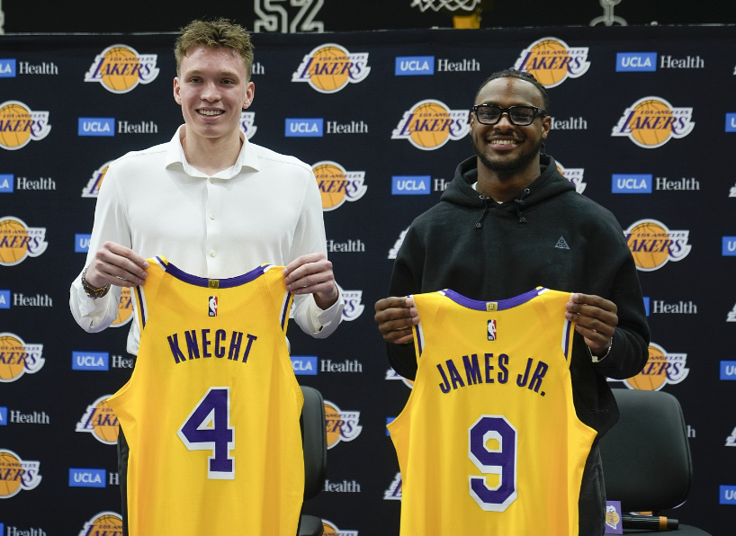 有爱!库里母亲60岁与黑人壮汉再婚,库里亲自到场祝贺笑容灿烂 - NBA下注官网 - nba中国官方网站